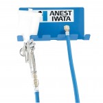 Praktisch: Der ANEST IWATA Wandmagnethalter
