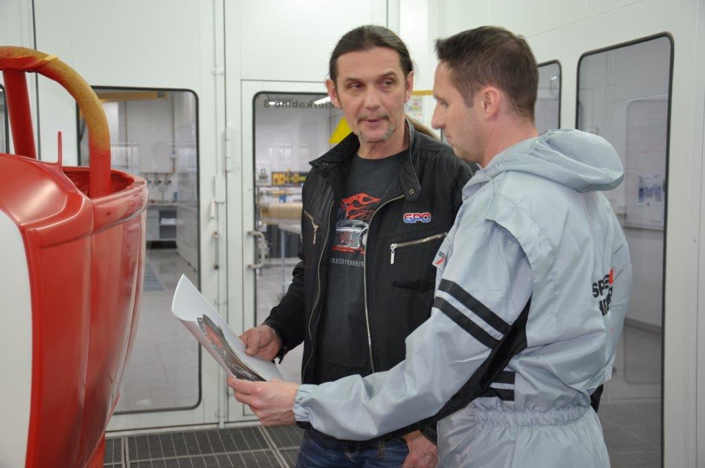 Airbrush-Künstler Knud Tiroch (li.) und Jörg Sandner vom Technischen Service Spies Hecker bei der Arbeit am Speed Rod. SH_PR_07_2015_SpeedRod_06