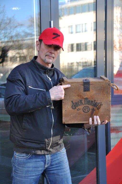 Im Kofferraum des alten Ford A Roadsters fand Knud Tiroch eine alte Whiskey-Kiste. SH_PR_07_2015_SpeedRod_07