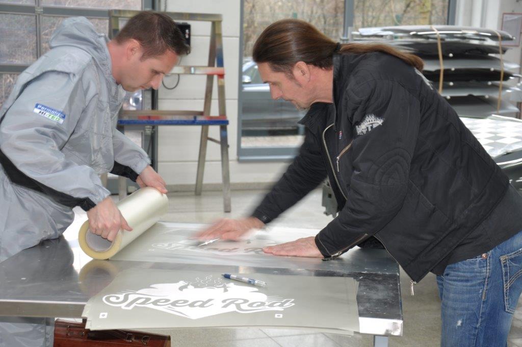 In Teamarbeit entstanden im Training Center in Köln die Lackierung und das Design für diesen einzigartigen Hot Rod. SH_PR_07_2015_SpeedRod_08