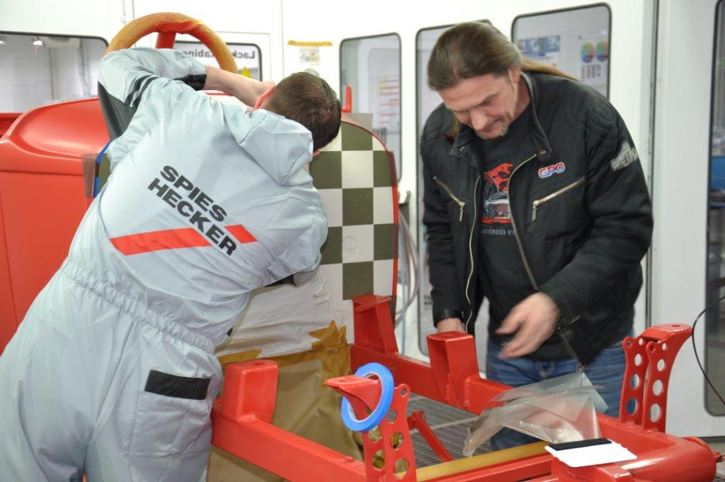 Der Speed Rod ist mit Hi-TEC 480 RAL 3000 Feuerrot lackiert und lediglich die Fahrerkabine sowie die Motorunterseite sind mit dem schwarz-weißen Karomuster einer Zielflagge versehen. SH_PR_07_2015_SpeedRod_09