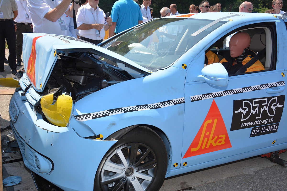 auto-hangt-und-scheibe-halt-der-neue-powercure-klebstoff-von-sika